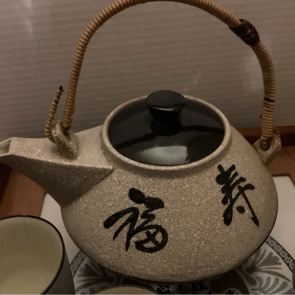 Sake set , warm sake . Tea pot and cups . These are nice . - Picture 2 of 5
